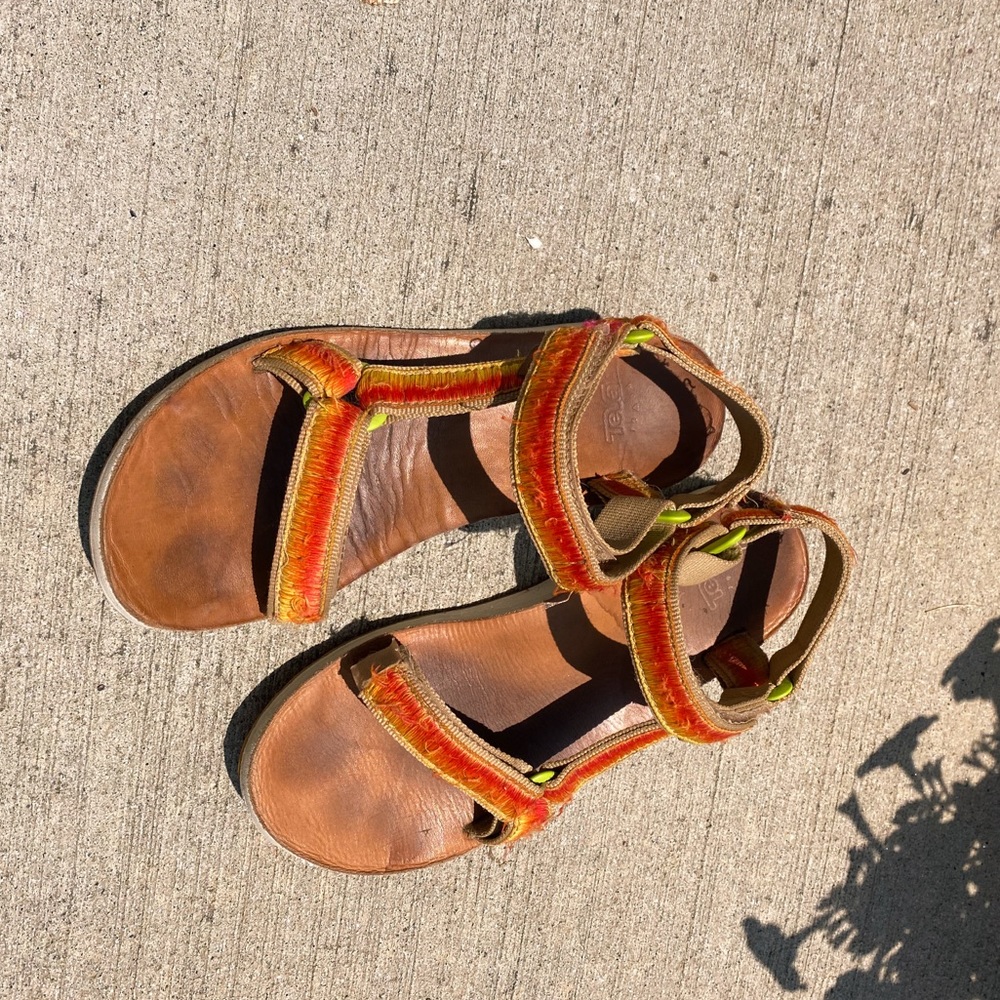 WELL WORN WOMEN’S SANDALS